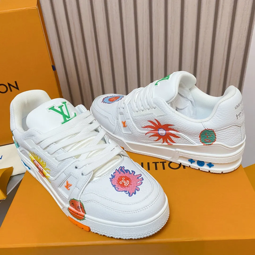 👟👟Ex-factory price 840👟👟 Lujia LV Trainer series Classic hot-selling sneakers are originally developed and heavily invested in quality building. The eye-catching innovation in the upgrading and re-engineering project. The upper is made of finely selected calf leather. Craftsmanship details: topstitching, handwritten notes. LV letters on the tongue and side. Handwritten Louis Vuitton logo on the side. Luggage tag on the side. LV on the back. U👟👟Ex-factory price cycling upcycled logo The outsole is decorated with Monogram flowers The outsole is all original T👟👟Ex-factory price U material, extremely high-grade and super wear-resistant Sixe: 35~46